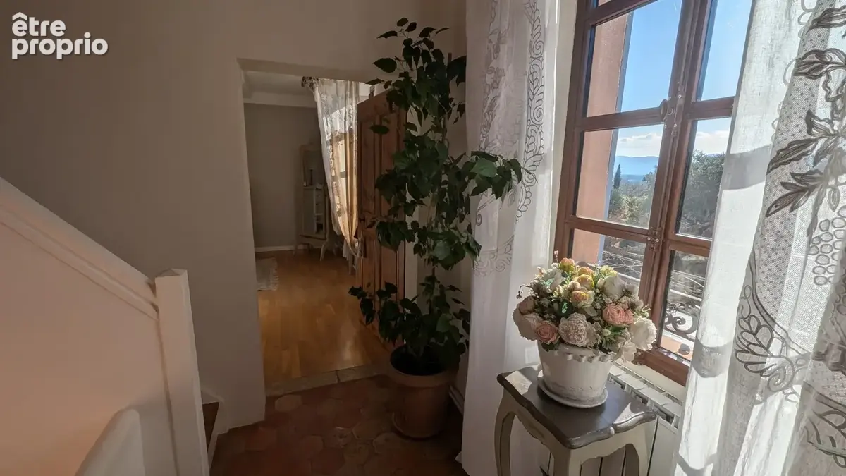 Maison 250 m² à Le Cannet-Des-Maures  - photo 8