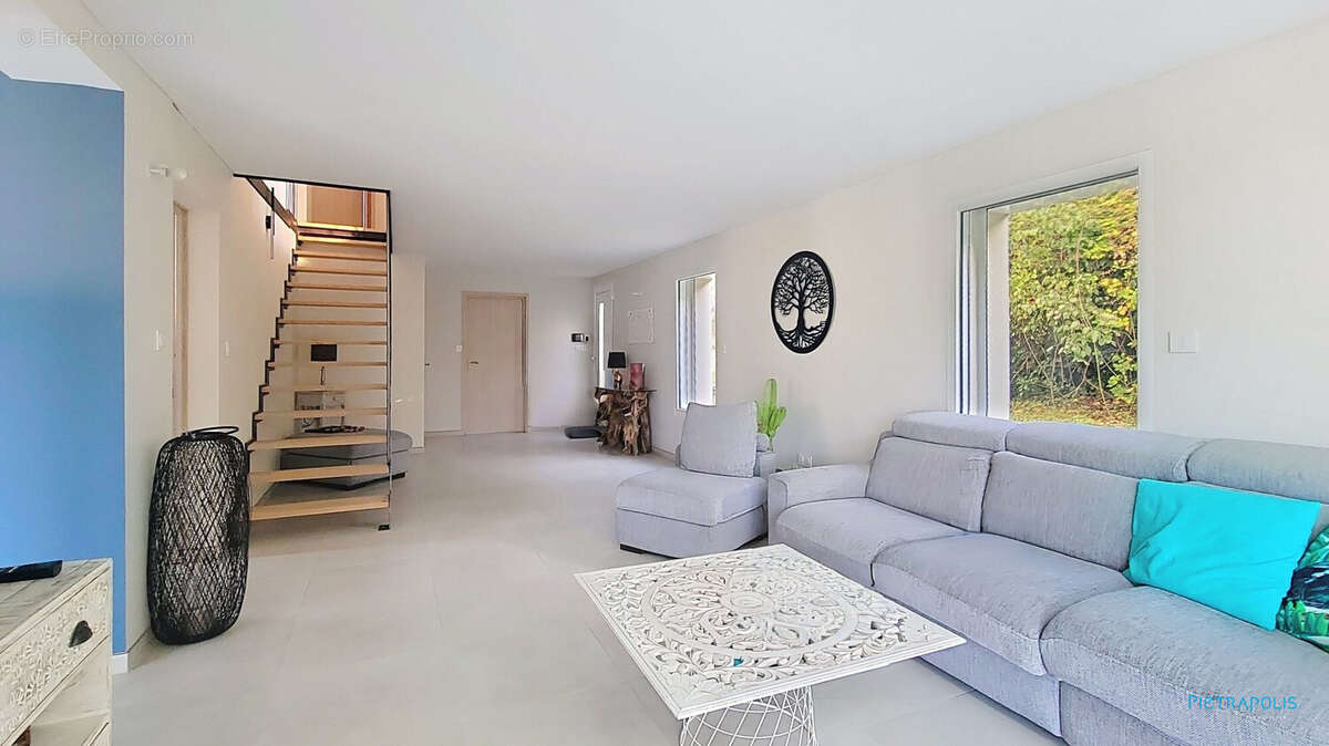 Maison à MEYRIEU-LES-ETANGS