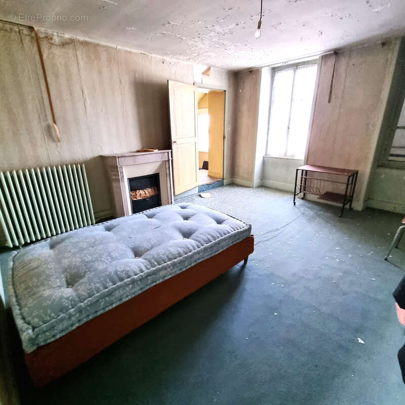 Maison à SAINT-DENIS-DE-JOUHET