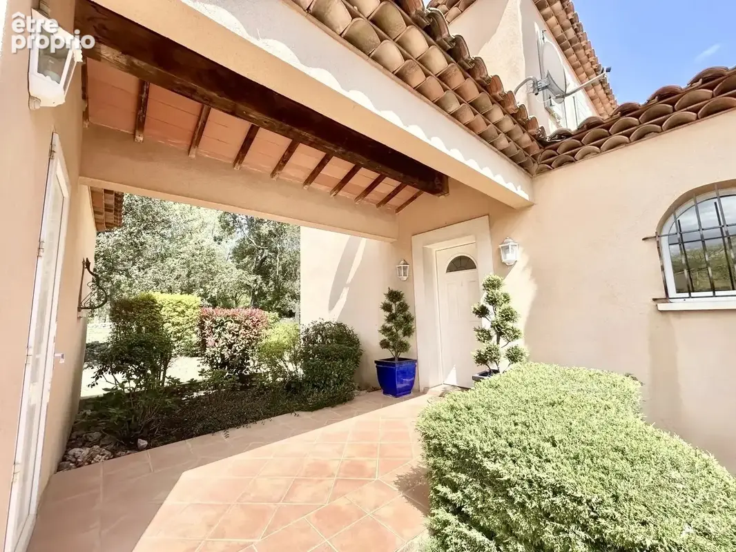 Superbe villa de 144 m² avec piscine sur 1 841 m² de terrain à Garéoult - photo 3