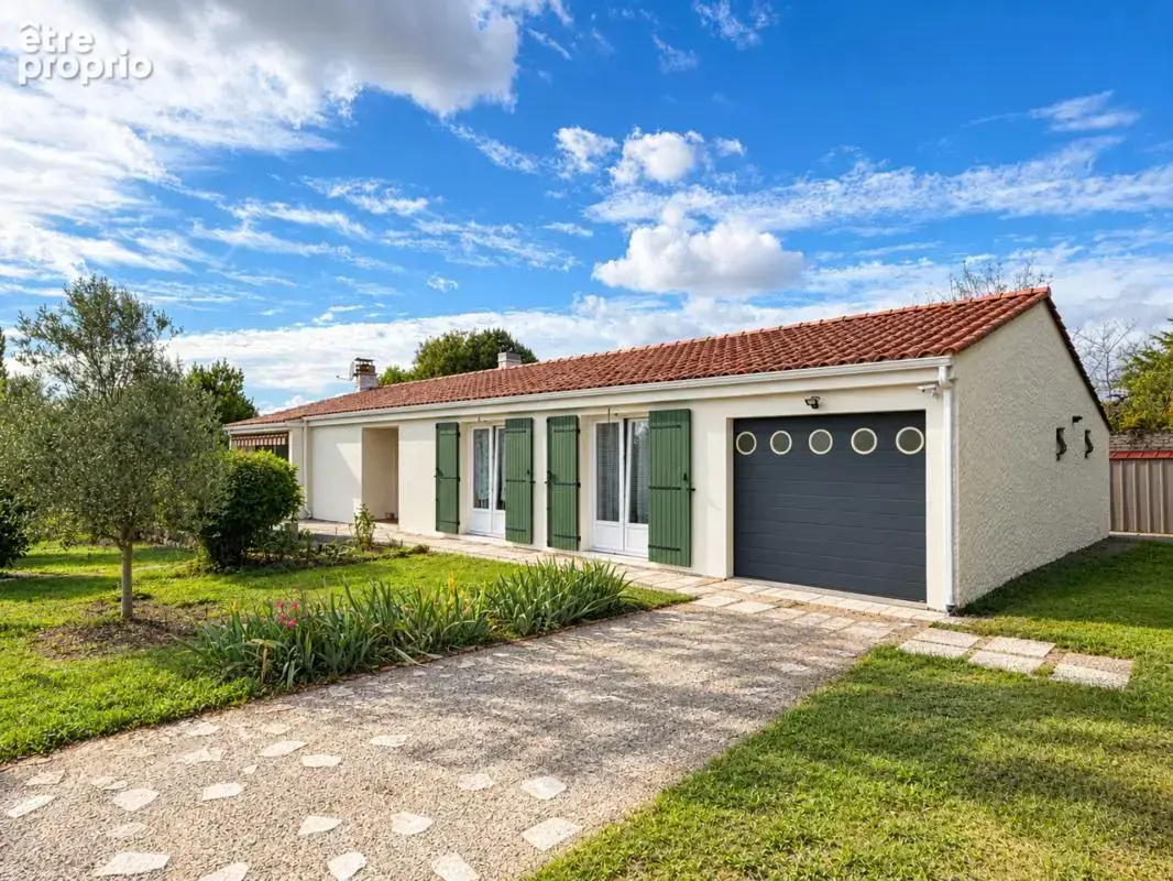 Saint-jean-d'hermine (85) - coeur de village au calme - adorable villa plain pied 4 chambres sur 1177m² - photo 1