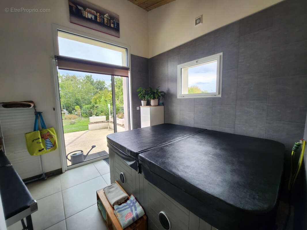 Maison avec 3 chambres dont une parentale, grande dépendance de 89m2 et spa intérieur. - photo 14