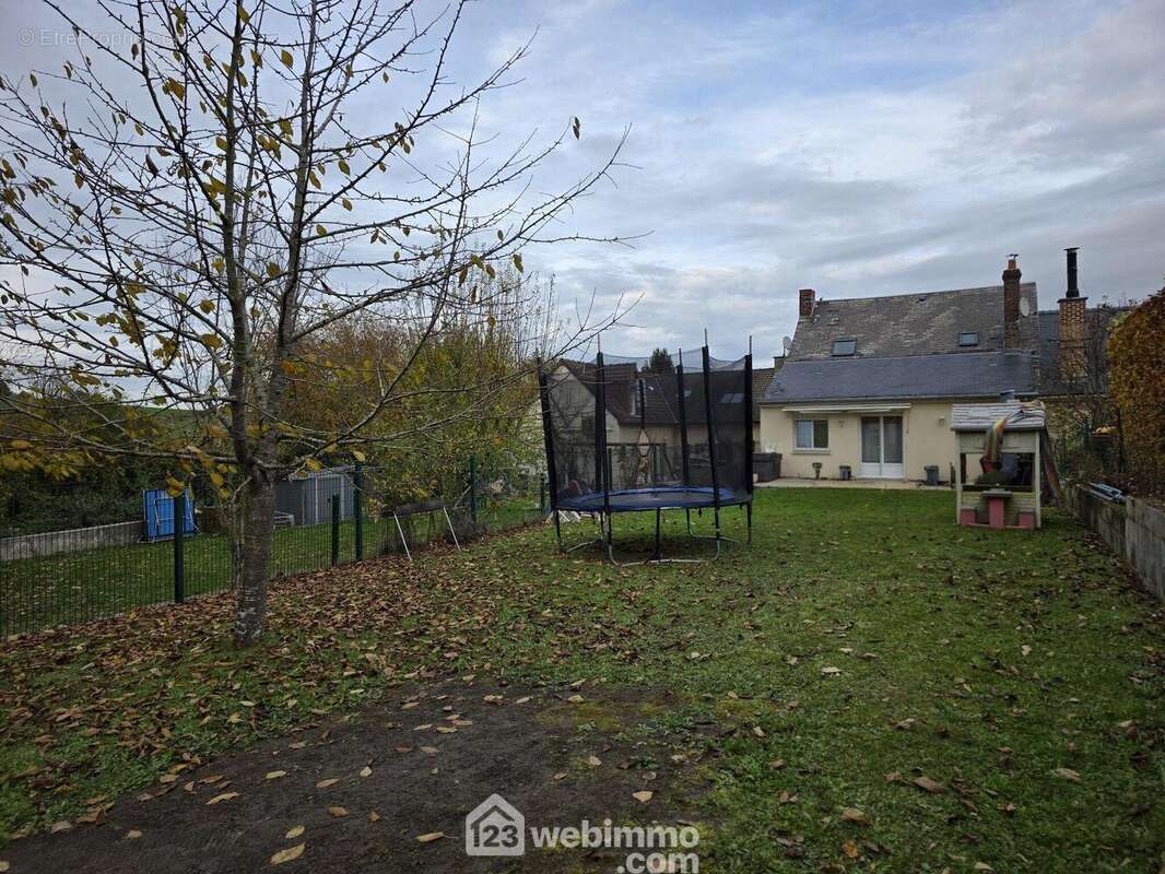 Erigée sur un terrain de 482m² idéal pour les moments en famille - Maison à REVILLON