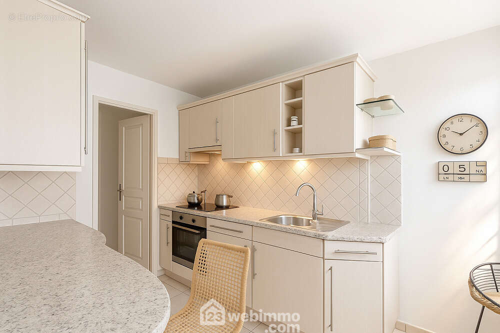 Cuisine ouverte sur séjour, baignée de lumière, un espace à vivre élégant et convivial. - Appartement à SAINTE-MAXIME
