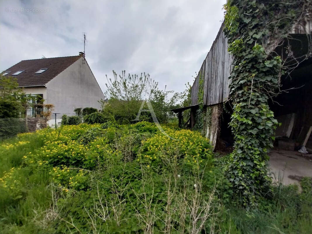 Terrain à LES MUREAUX