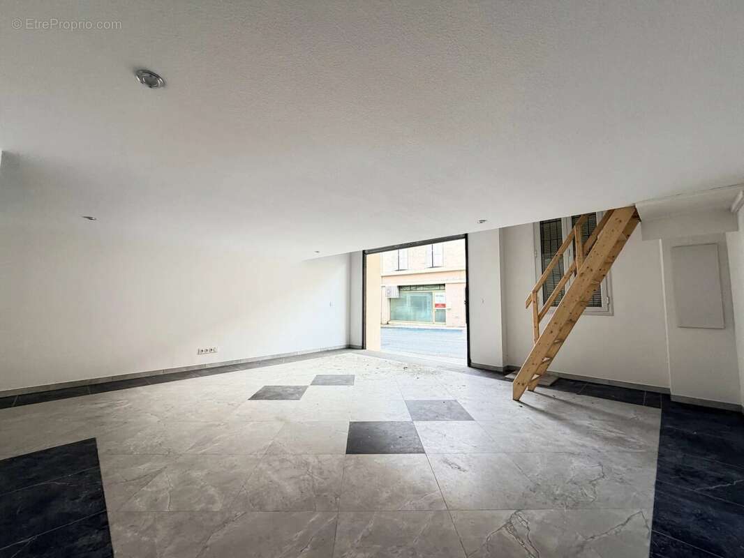 Commerce à VALLAURIS