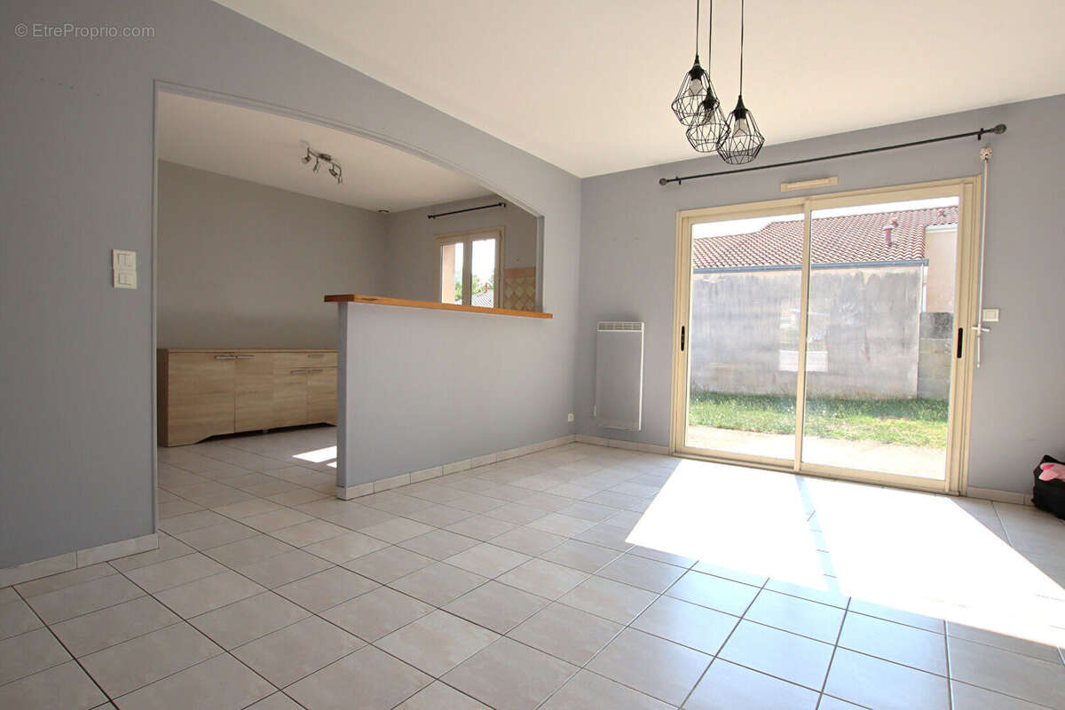 Vouillé bourg : maison 3 chambres avec garage et jardin clos. - photo 6