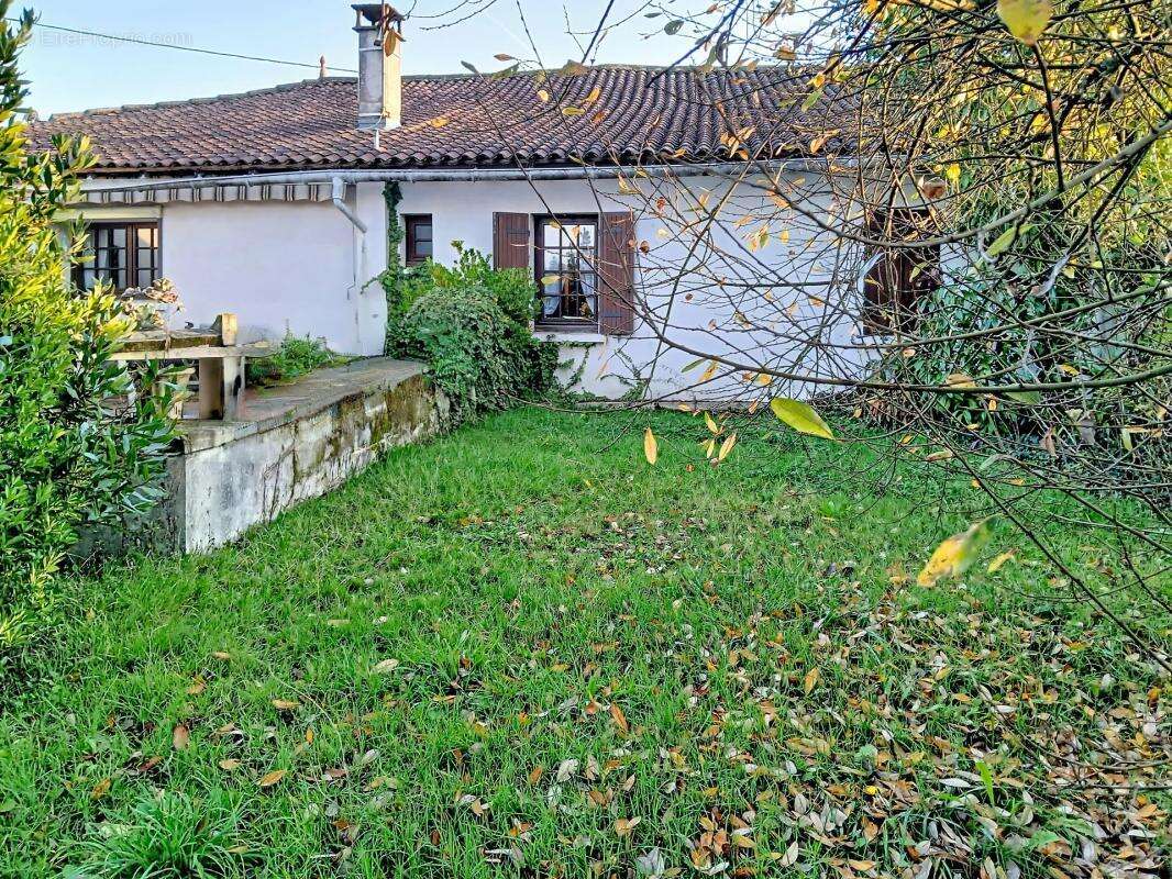Maison à BARBEZIEUX-SAINT-HILAIRE