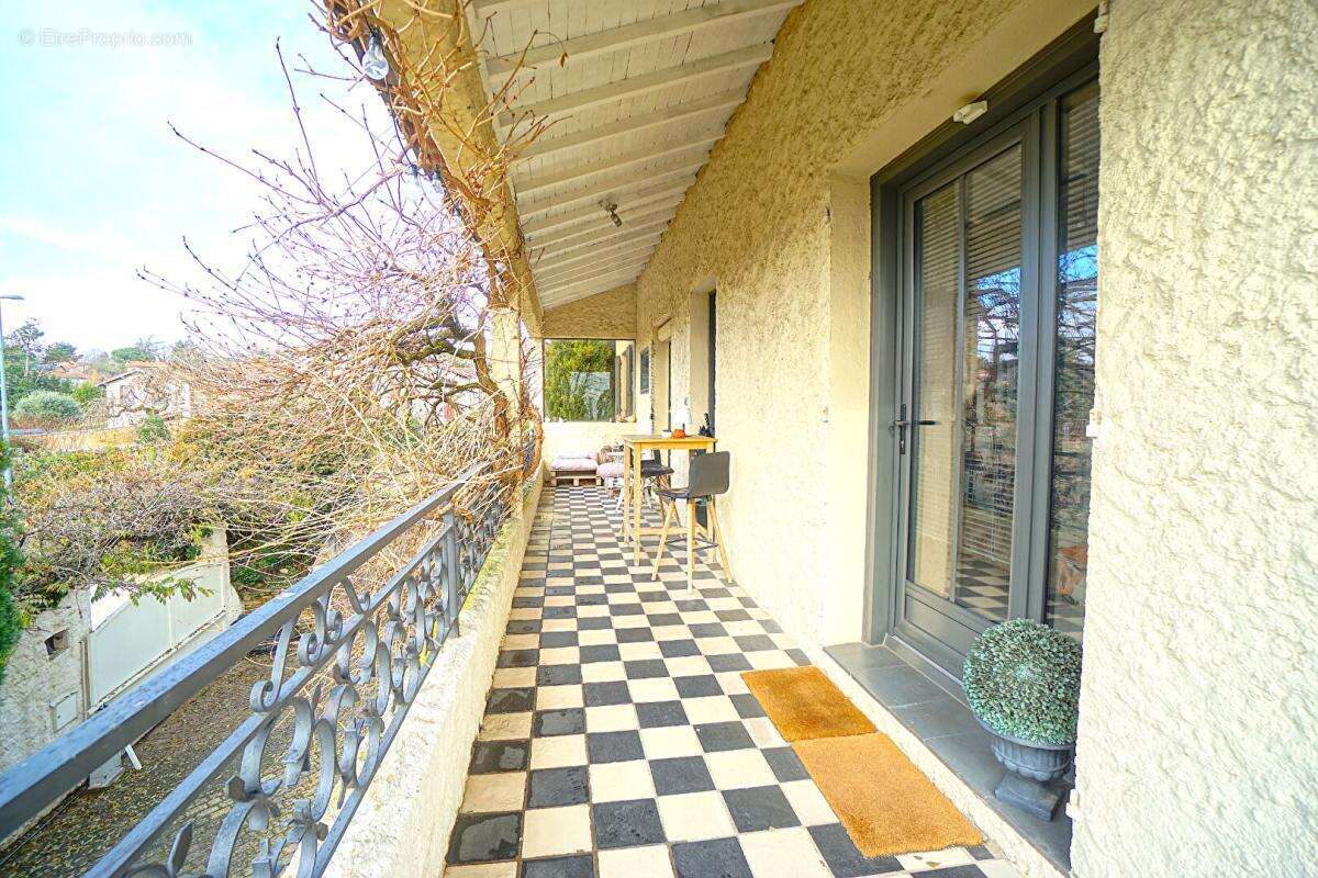 Maison à LA TOUR-DE-SALVAGNY