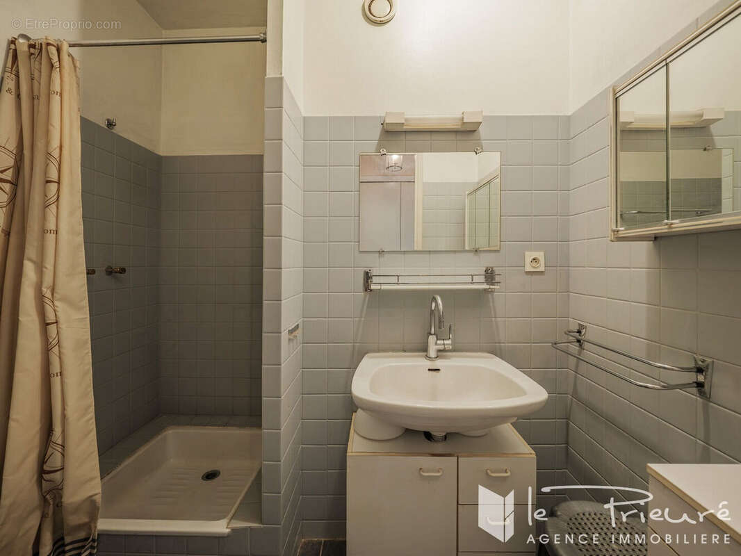 Albi centre , Appartement T2 traversant avec deux balcons, ascenseur et cellier - photo 8
