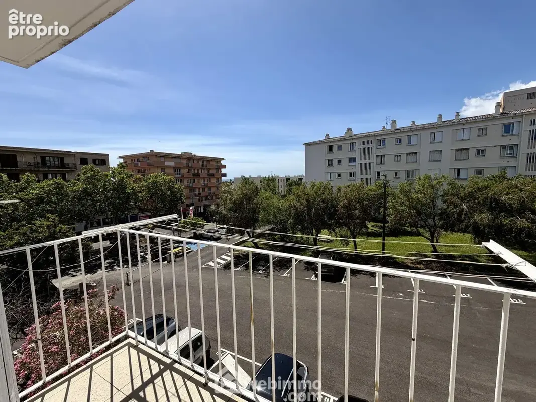 L'appartement possède un balcon