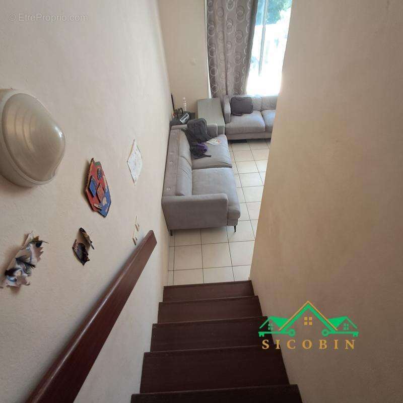 Appartement à REMIRE-MONTJOLY