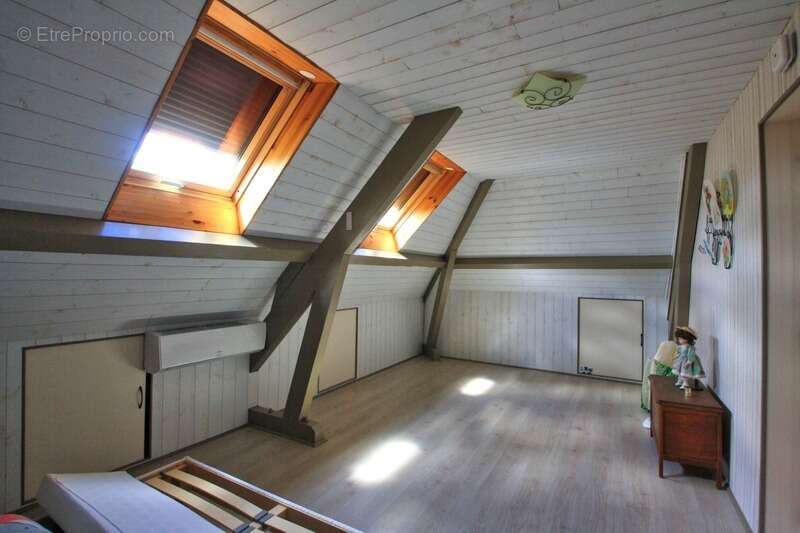 Maison 5 chambres, dans un village dynamique, à proximité directe des commodités - photo 3