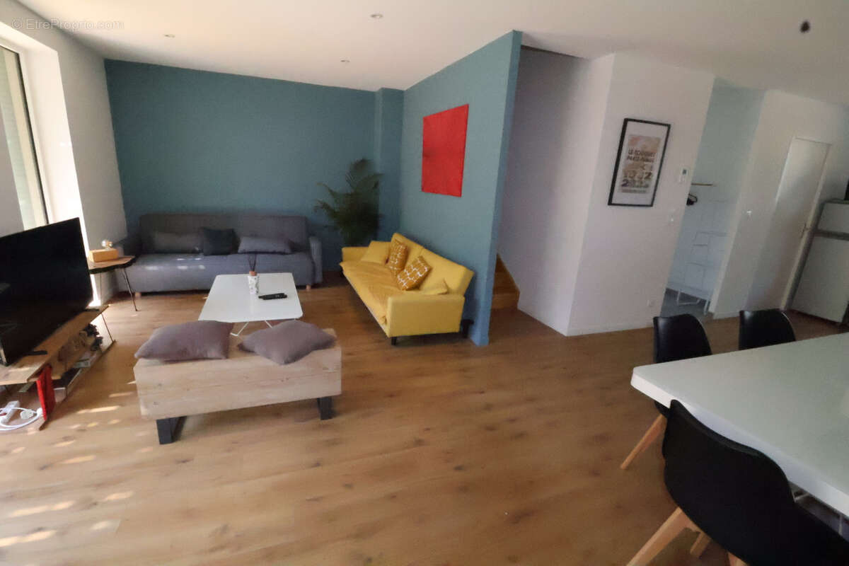 Bâtie sur 550 m2 dans un secteur calme, jolie villa récente de 4ch et 2 sdb - photo 3