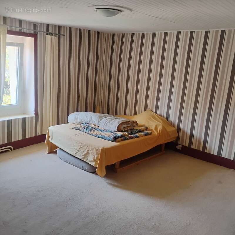Coup de cœur : Charme, authenticité et potentiel  Maison mitoyenne 5 pièces SAINT PIERRE LE VIEUX (71) - photo 5