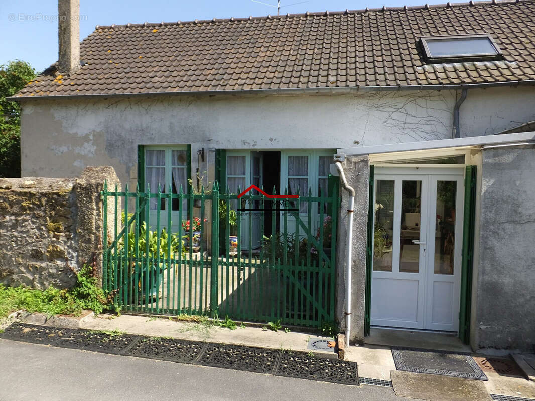 Maison à AINAY-LE-CHATEAU