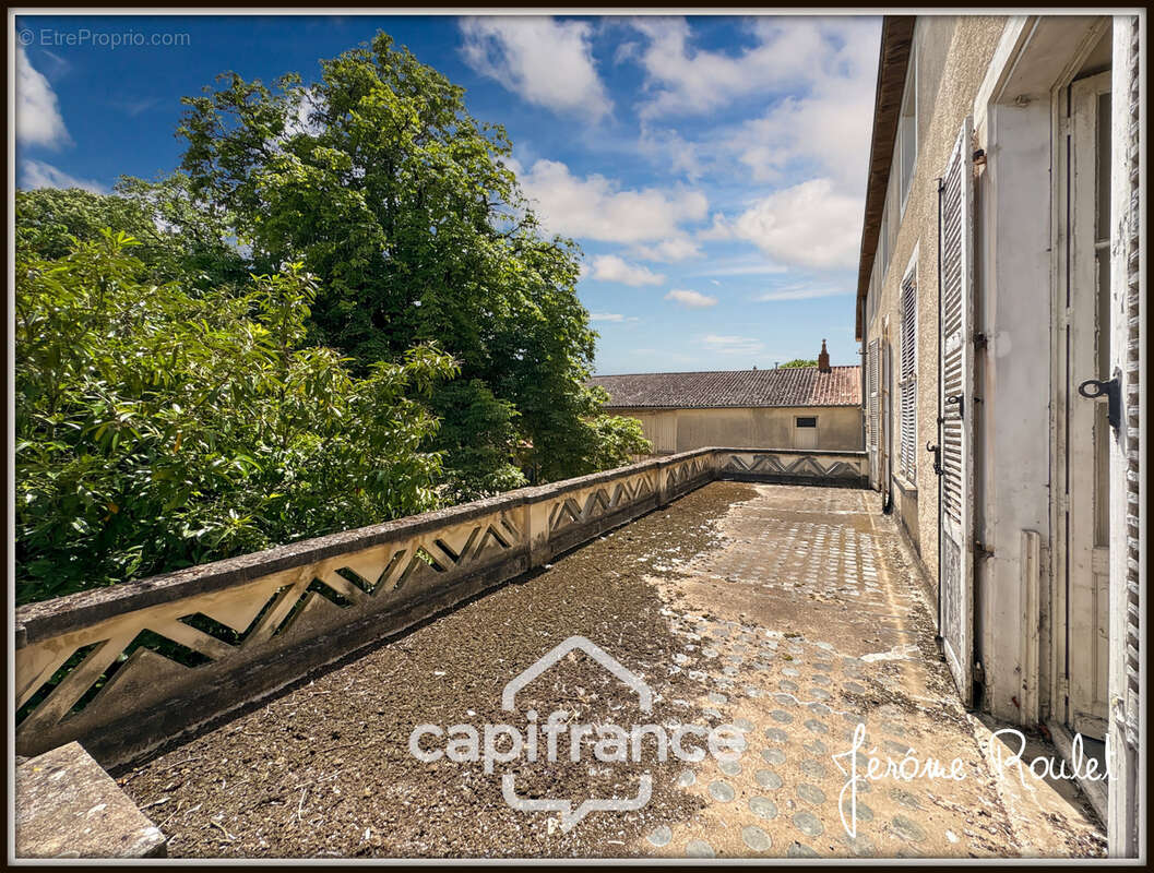 Hyper centre Neuville-de-Poitou – Maison de caractère 305 m² – Jardin, garages et fort potentiel - photo 23