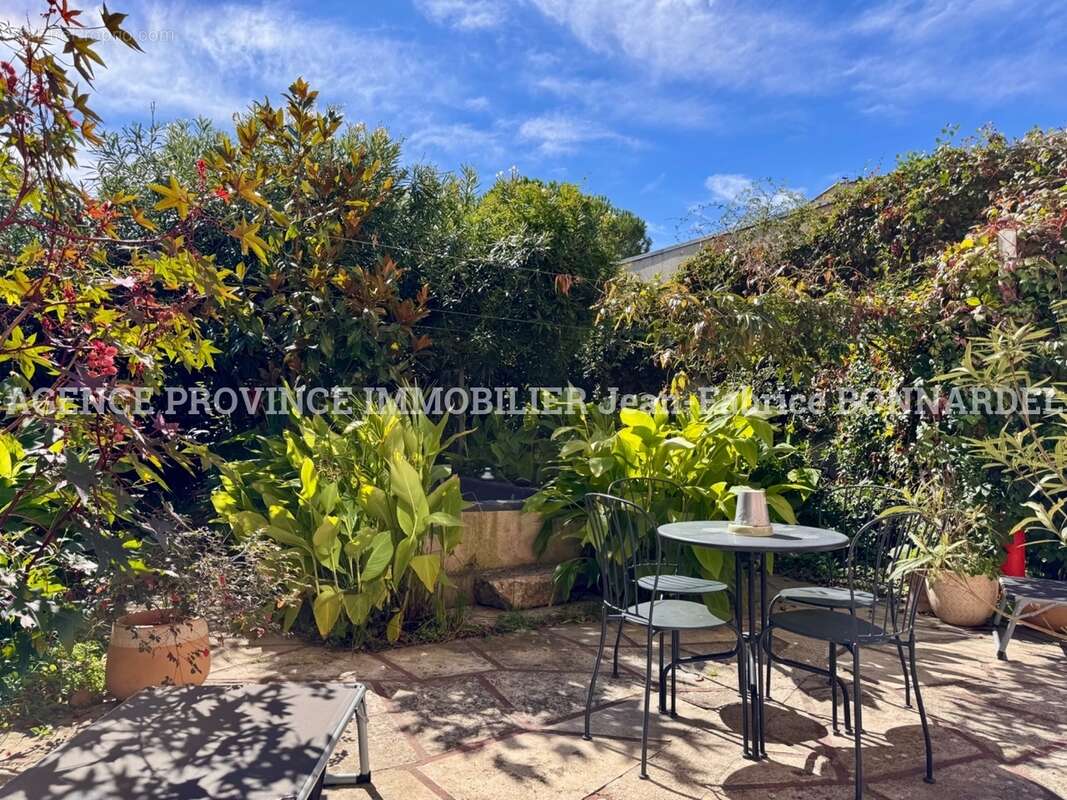 Maison à SAINTE-CECILE-LES-VIGNES