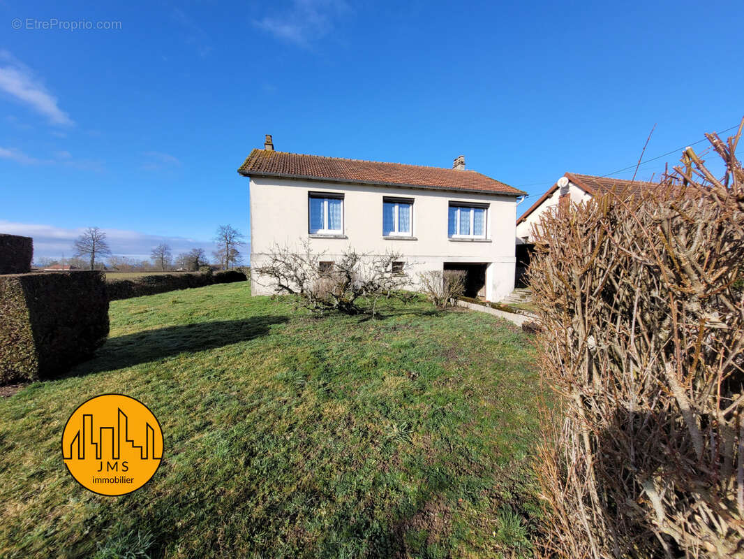 Maison à LE MONTET