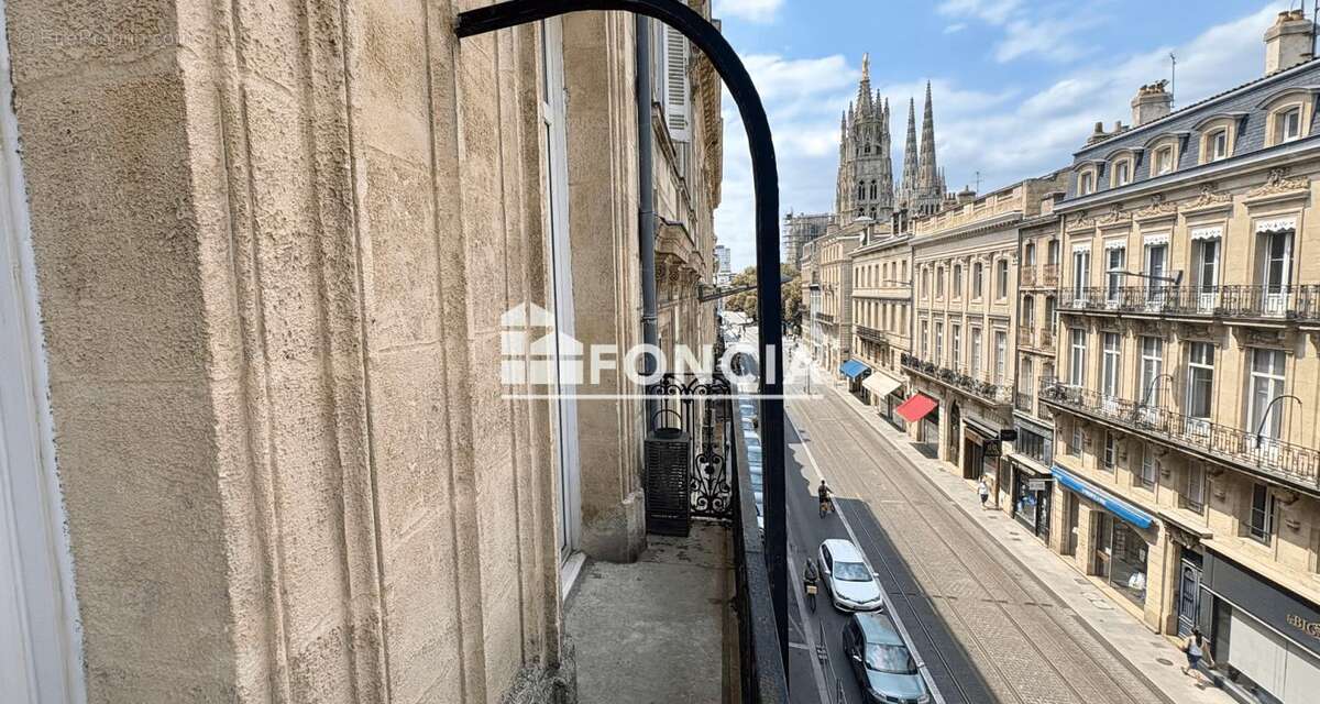 Grand T1 avec balcons et vue sur la Cathédrale Saint-André – Bordeaux Centre - photo 5