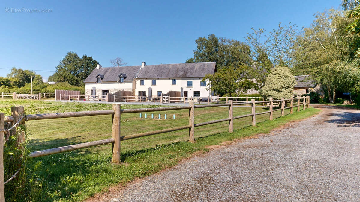 Propriété d'exception avec Gites - 403 m2 sur terrain de 8,5 hectares avec dépendances et étangs. - photo 3