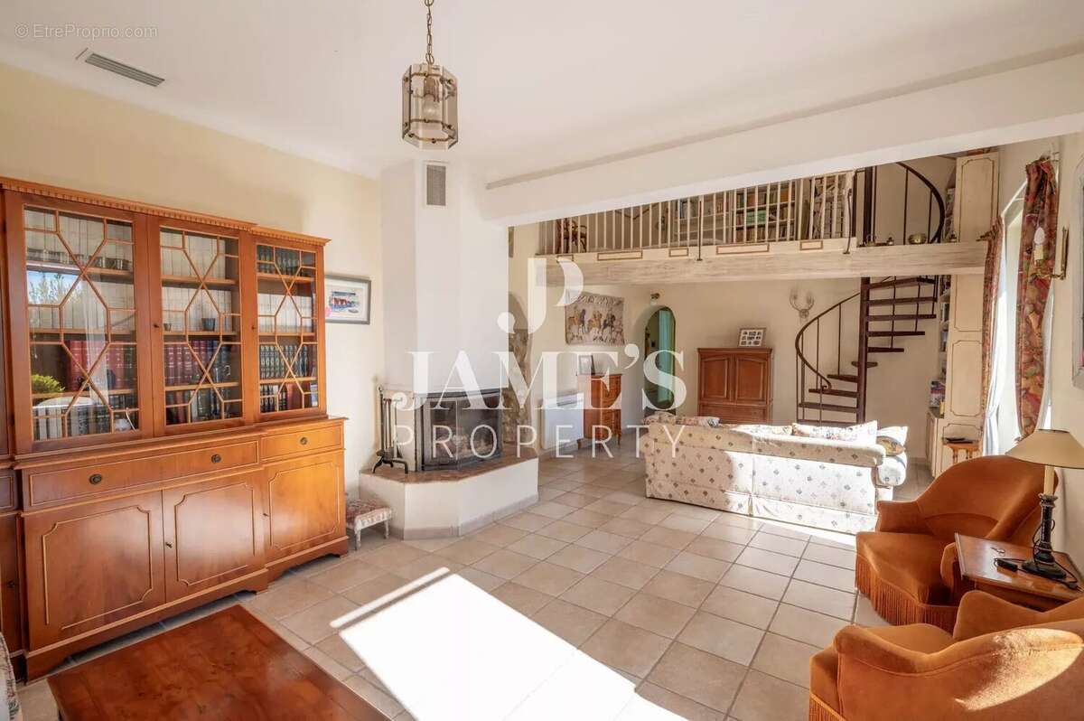 Maison à FONTVIEILLE