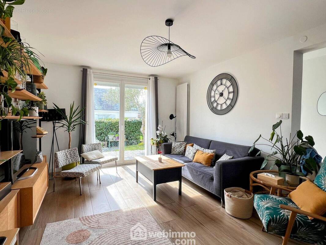 La maison se compose au rez-de-chaussée d'un salon lumineux... - Maison à AVRILLE