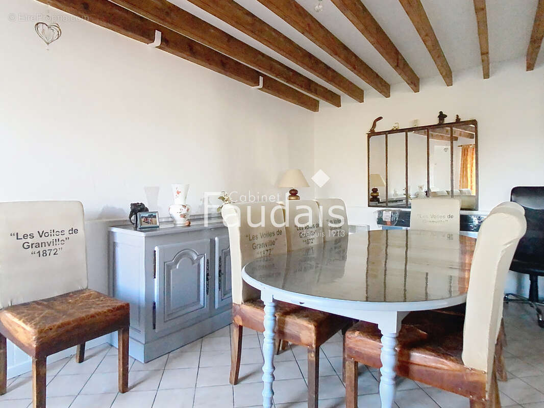 Maison à CONDE-SUR-VIRE