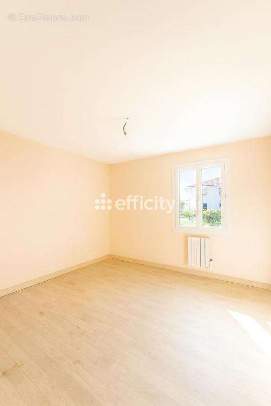 Maison à LUSSAC-LES-CHATEAUX