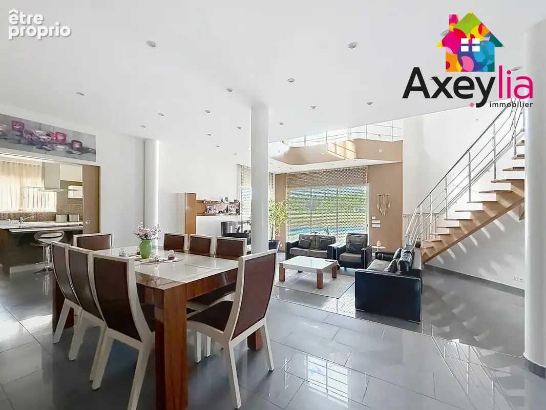 A vendre - riorges - maison contemporaine de 2011 avec cinq chambres, terrain et piscine - photo 4
