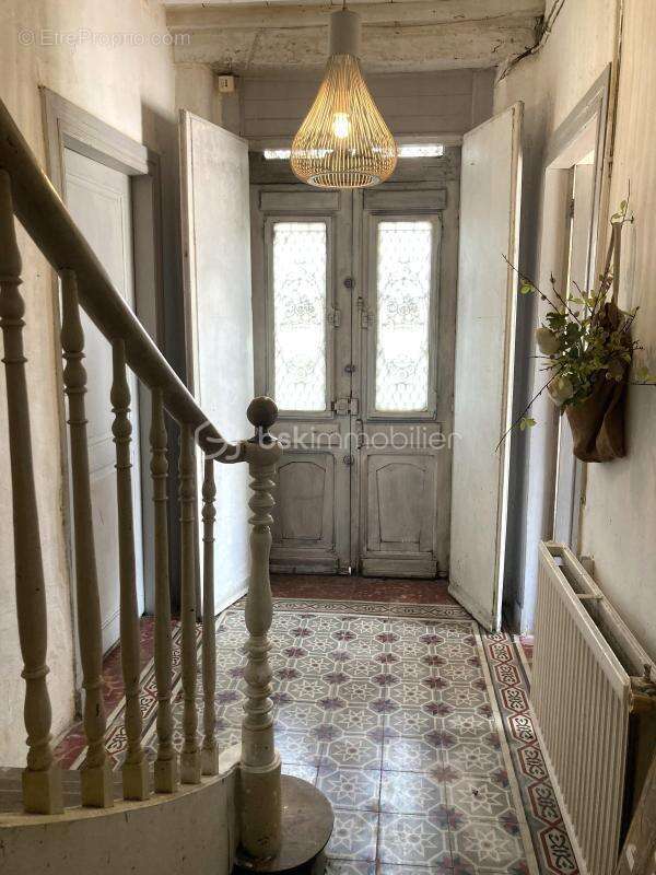 Maison de caractère avec dépendances et fort potentiel - photo 2