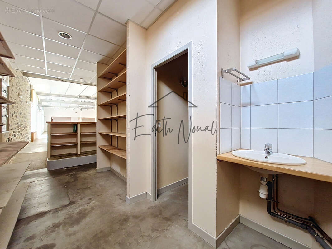 Local professionnel de 466 m2   Emplacement premium avec parkings privatifs - photo 6