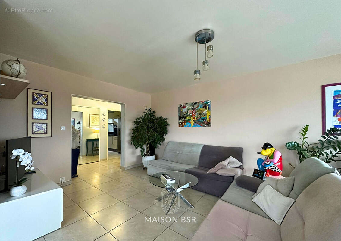 Bel Appartement Type 3 lumineux avec Vue  sur la Loire 80 m2 au 7 è étage avec parking et cave. - photo 9