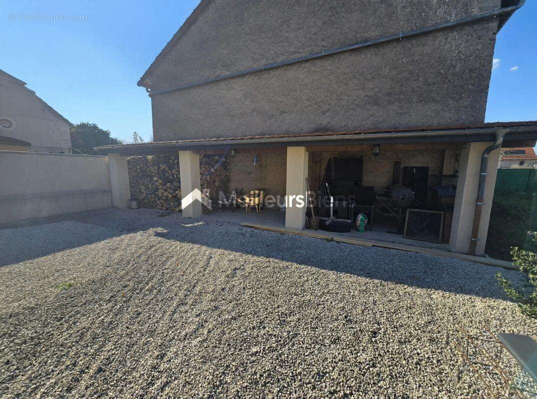 Maison à LES MAILLYS