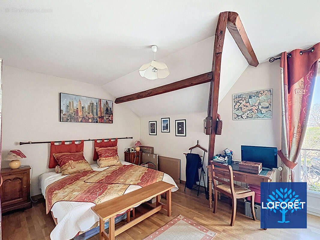 Maison à D'HUISON-LONGUEVILLE