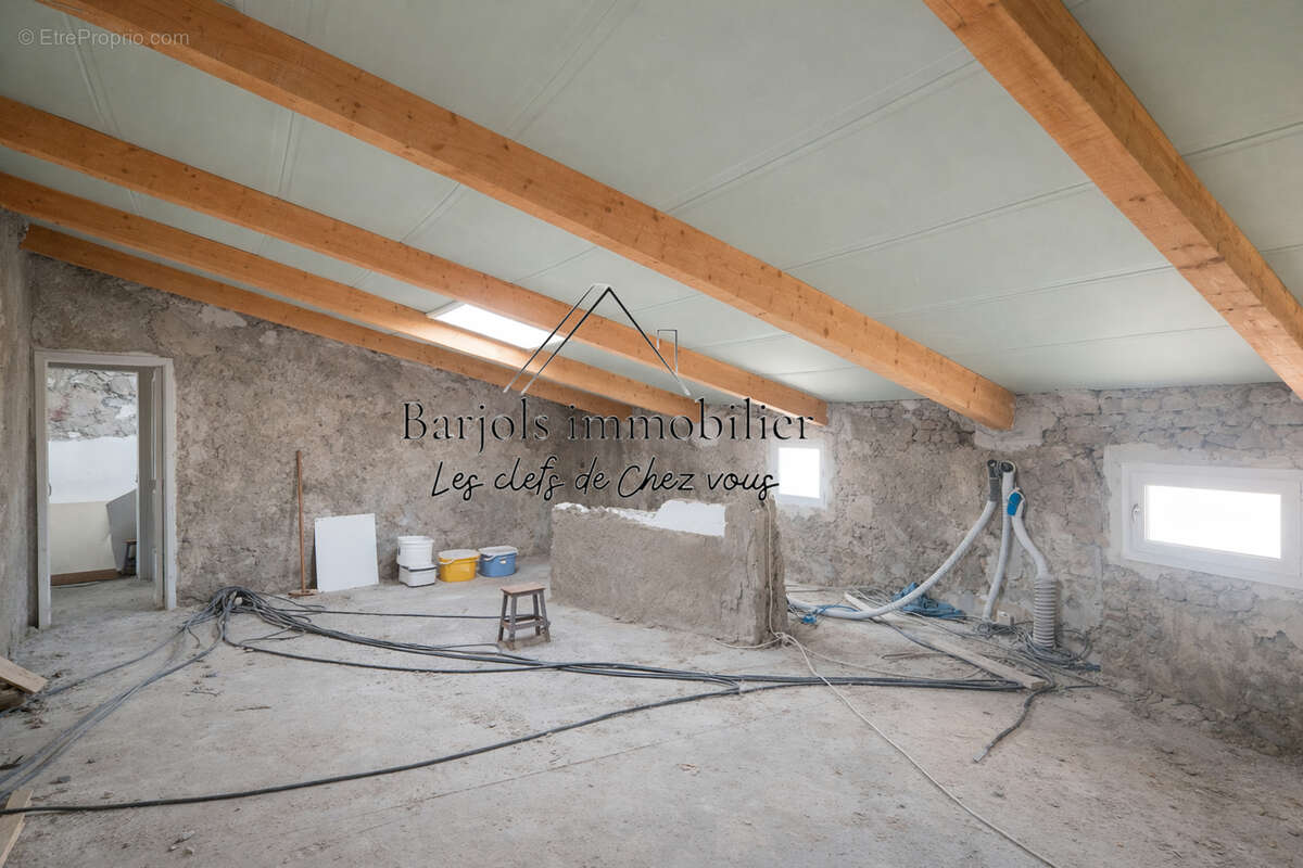 Appartement à VARAGES