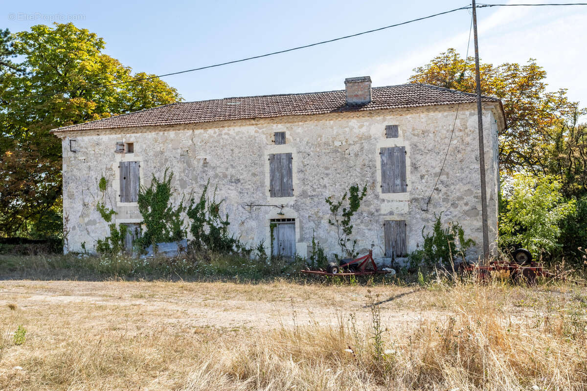 Maison en pierre à renover avec 3 granges - photo 12