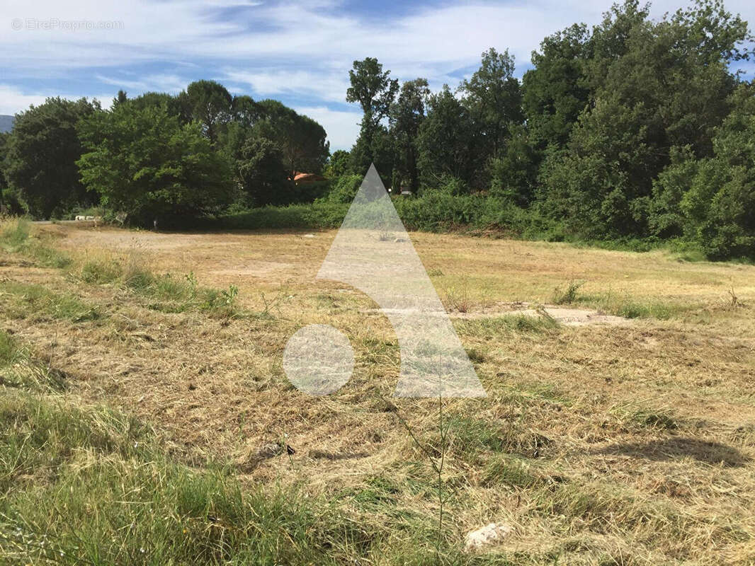 A VENDRE  Terrain constructible  1618m2 à Pourrieres - photo 3