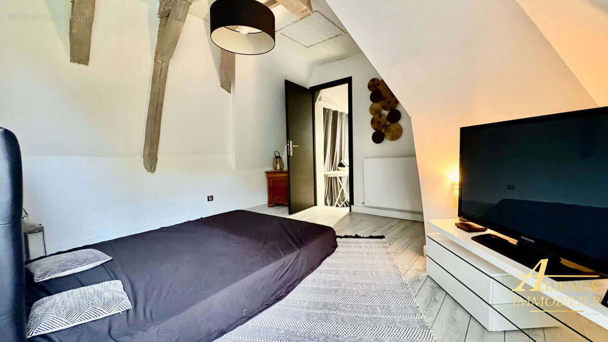 Maison à SAINT-PIERRE-DE-CHIGNAC