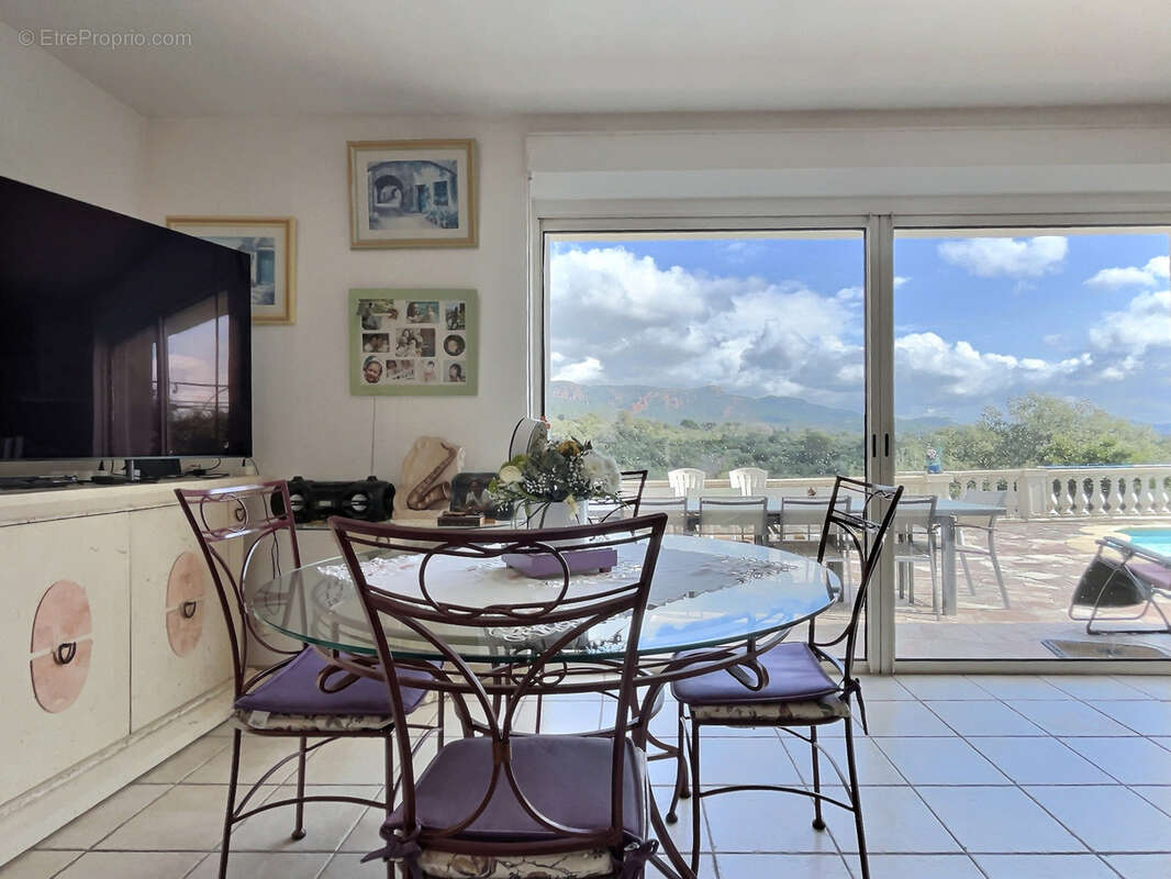 Autre à ROQUEBRUNE-SUR-ARGENS