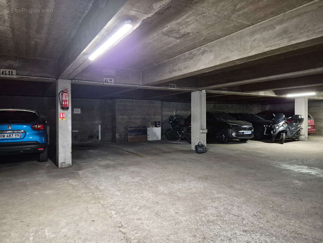 Parking à PARIS-12E