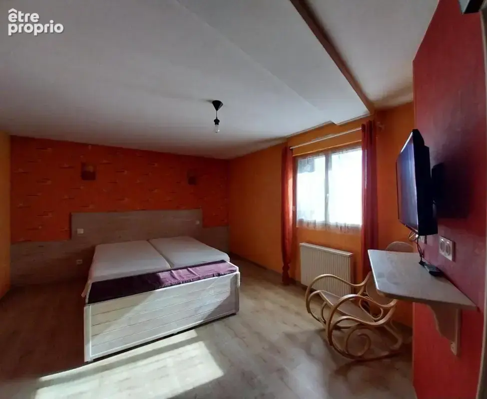 Maison en pierre sur un magnifique terrain arboré avec son plan d'eau - photo 7