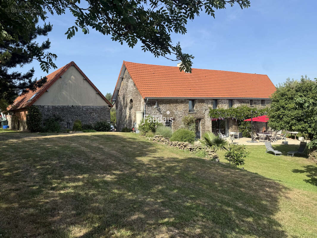 Maison 235 m² à Saint-Georges-Montcocq  - photo 2