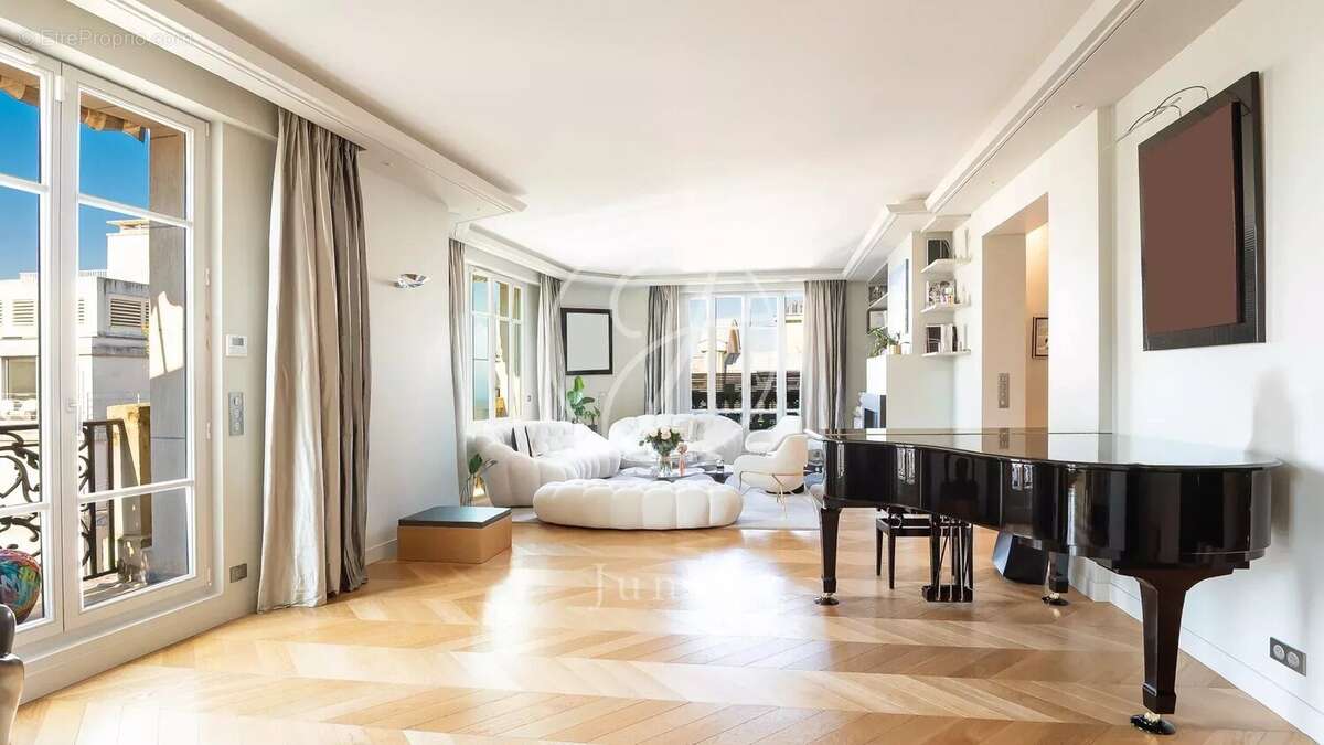 Appartement à PARIS-16E