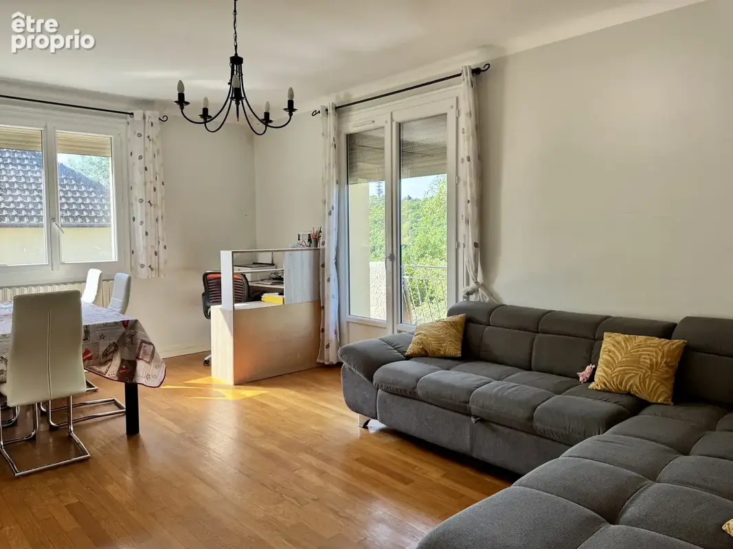 Maison lumineuse aux beaux volumes   Jardin, terrasse et fort potentiel d’aménagement - photo 2