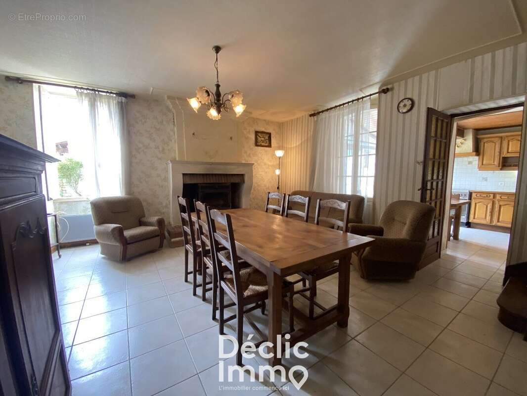 Maison à SAINT-MEME-LES-CARRIERES