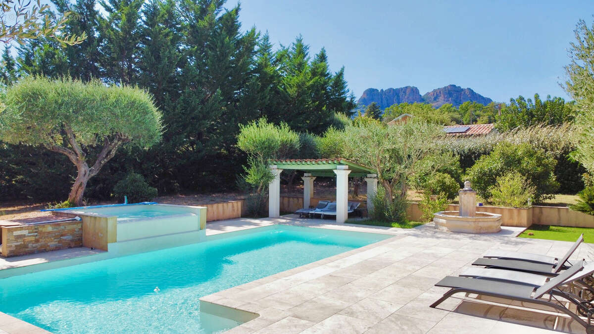 Maison à ROQUEBRUNE-SUR-ARGENS