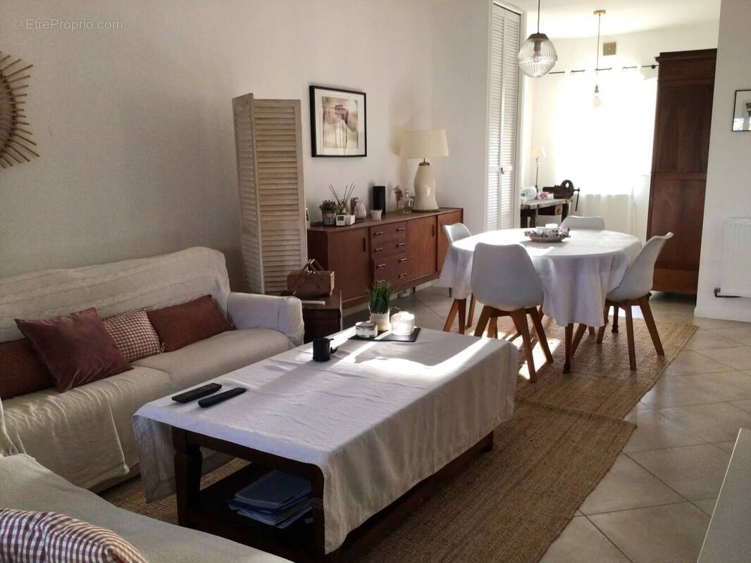 Maison à VENEUX-LES-SABLONS