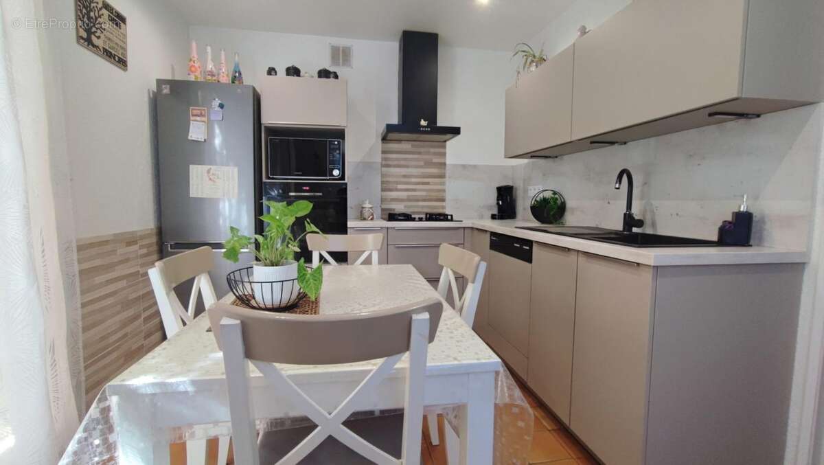 Maison à SAINT-LAURENT-DE-LA-SALANQUE