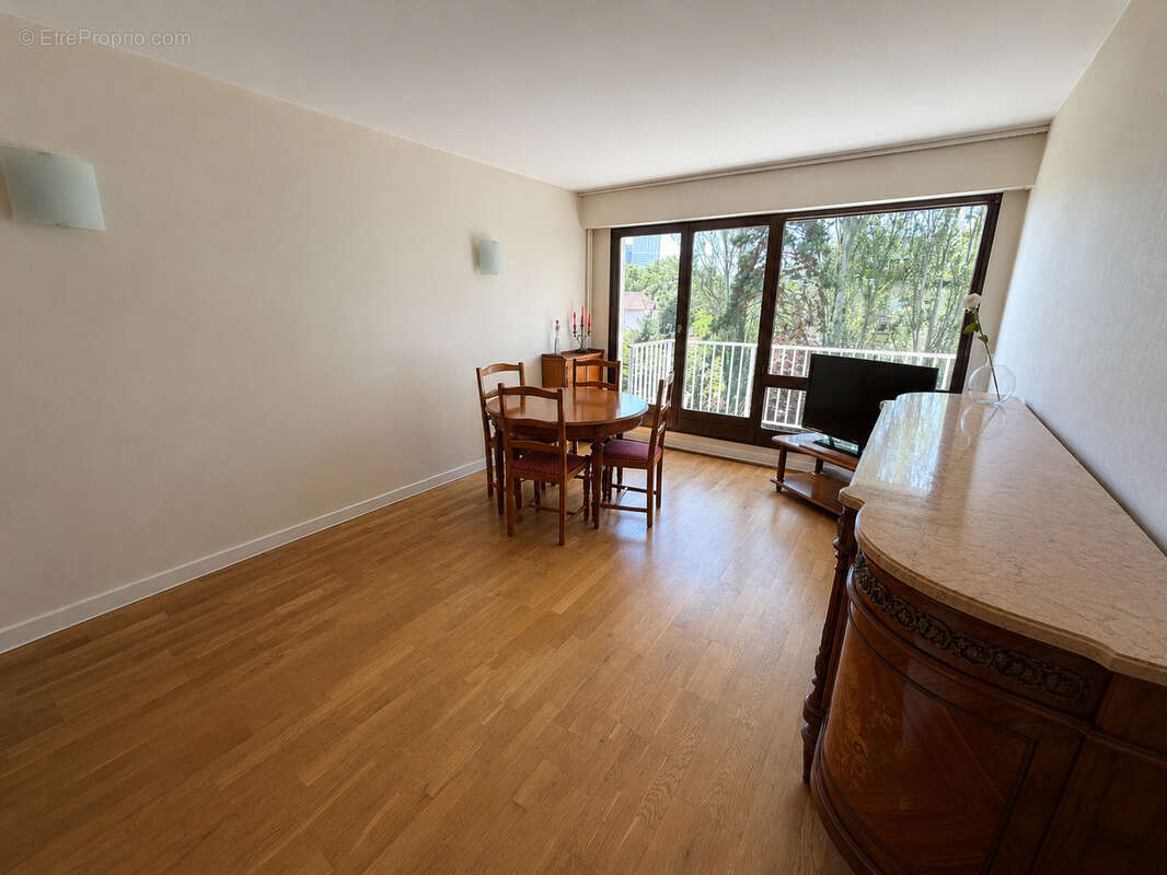 Appartement à COURBEVOIE